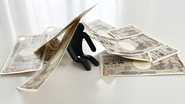 借金を背負う男。本庄市で借金返済の無料相談をする